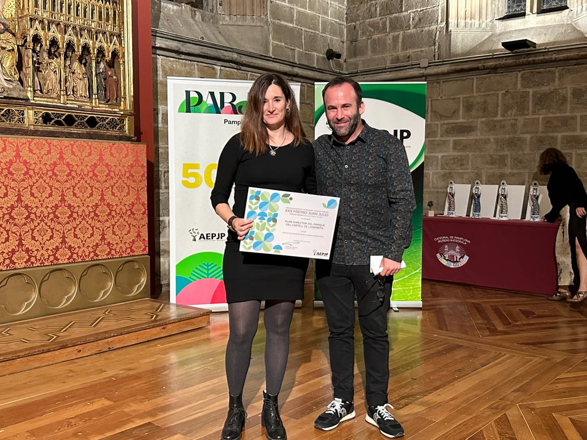 🆕En el marc del #PARJAP2024, Barcelona va rebre una menció especial al premi Juan Julio pel Pla Director del parc del Castell de l'Oreneta 🌳  

Enhorabona a tot l'equip que ho ha fet possible! 🥳

Podeu consultar el document aquí 👇bcnroc.ajuntament.barcelona.cat/jspui/handle/1…

<a href="/AEPJP/">Asociación Española de Parques y Jardines Públicos</a>