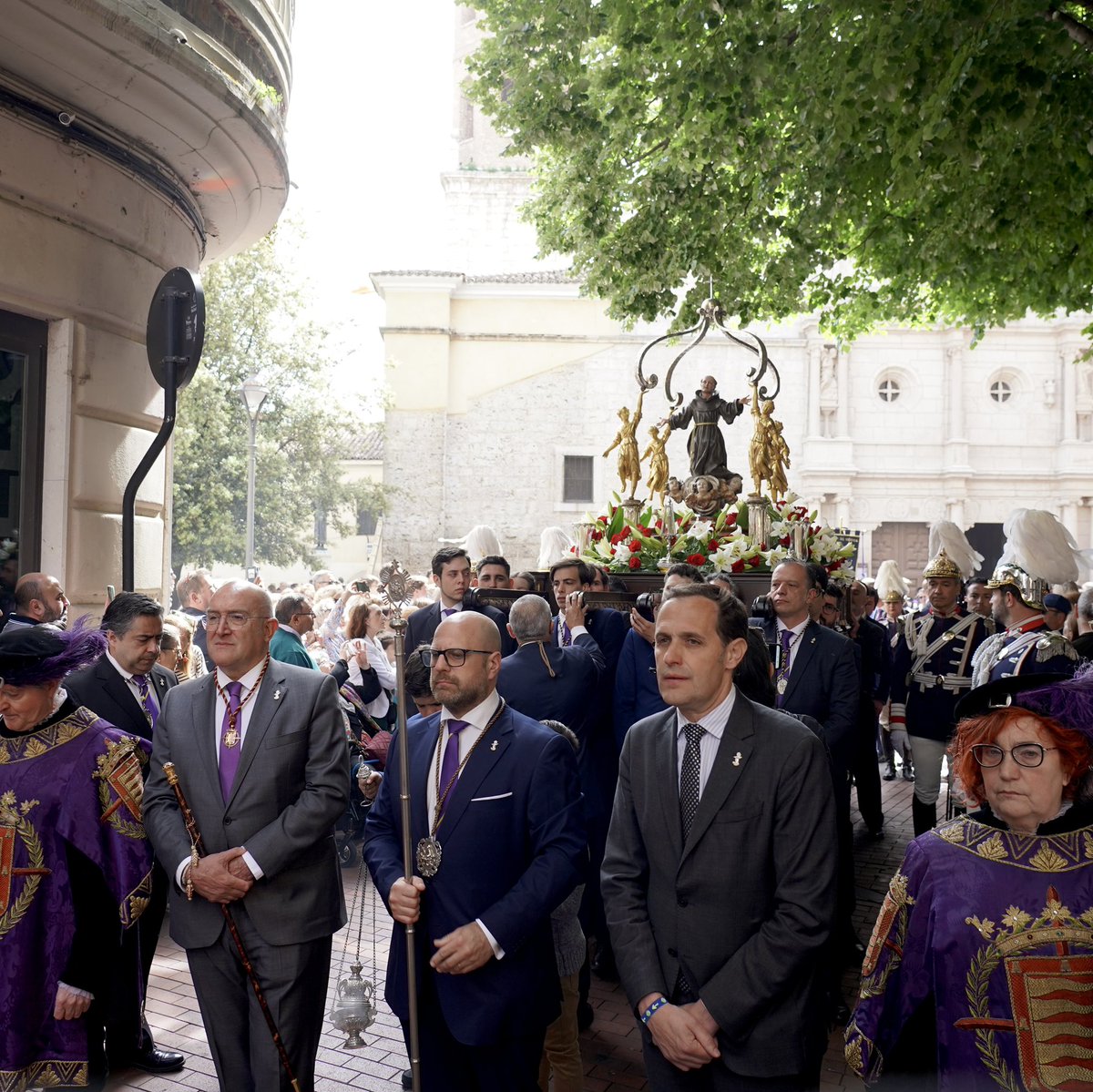 🎉 Hoy #Valladolid honra a su patrón, San Pedro Regalado. ➡️ El presidente @Conrado_Iscar, junto con el alcalde @JesusJCarnero y otras autoridades, asiste a la misa en honor del patrón. 🙏🏽 Oficiada por @MonsArguello @archiValladolid. ➕ Además, participa en la ofrenda floral…