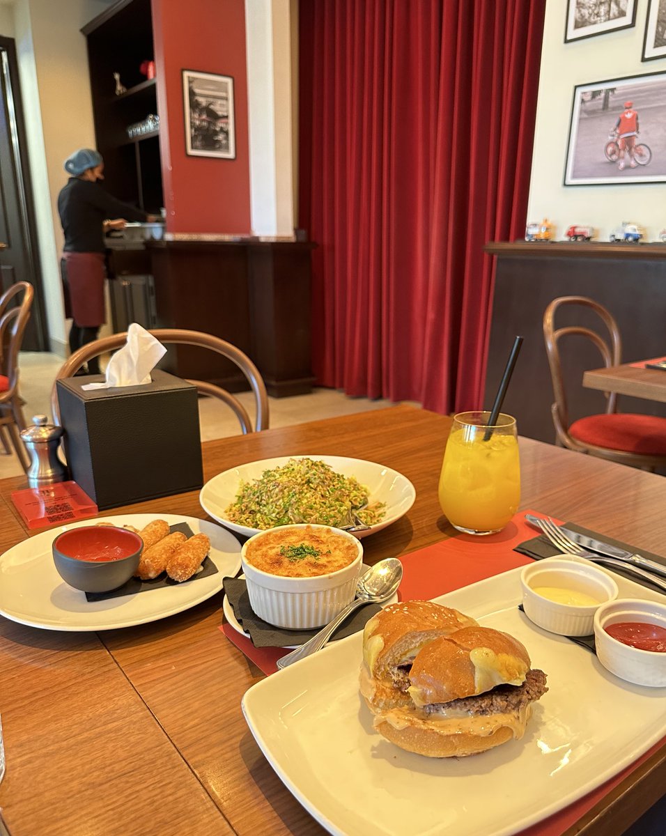 7_sh23's tweet photo. جربت اغلى برقر بالرياض 118﷼🍔🔥
مطعم فيردي اشهر برقر بالعالم وفي لندن 

مطعم فيردي🍔
واحد من اشهر مطاعم البرقر بالعالم 🍔
هذا الفرع الوحيد بالرياض في فيا الرياض 🤩
جربت تشيز برقر الاكثر مبيعا واوو مره عجبتني💜
المكان يتطلب حجز او تعال له بدري الظهر 🍟
ڤيا الرياض📍 https://t.co/L1oBZB8DMY