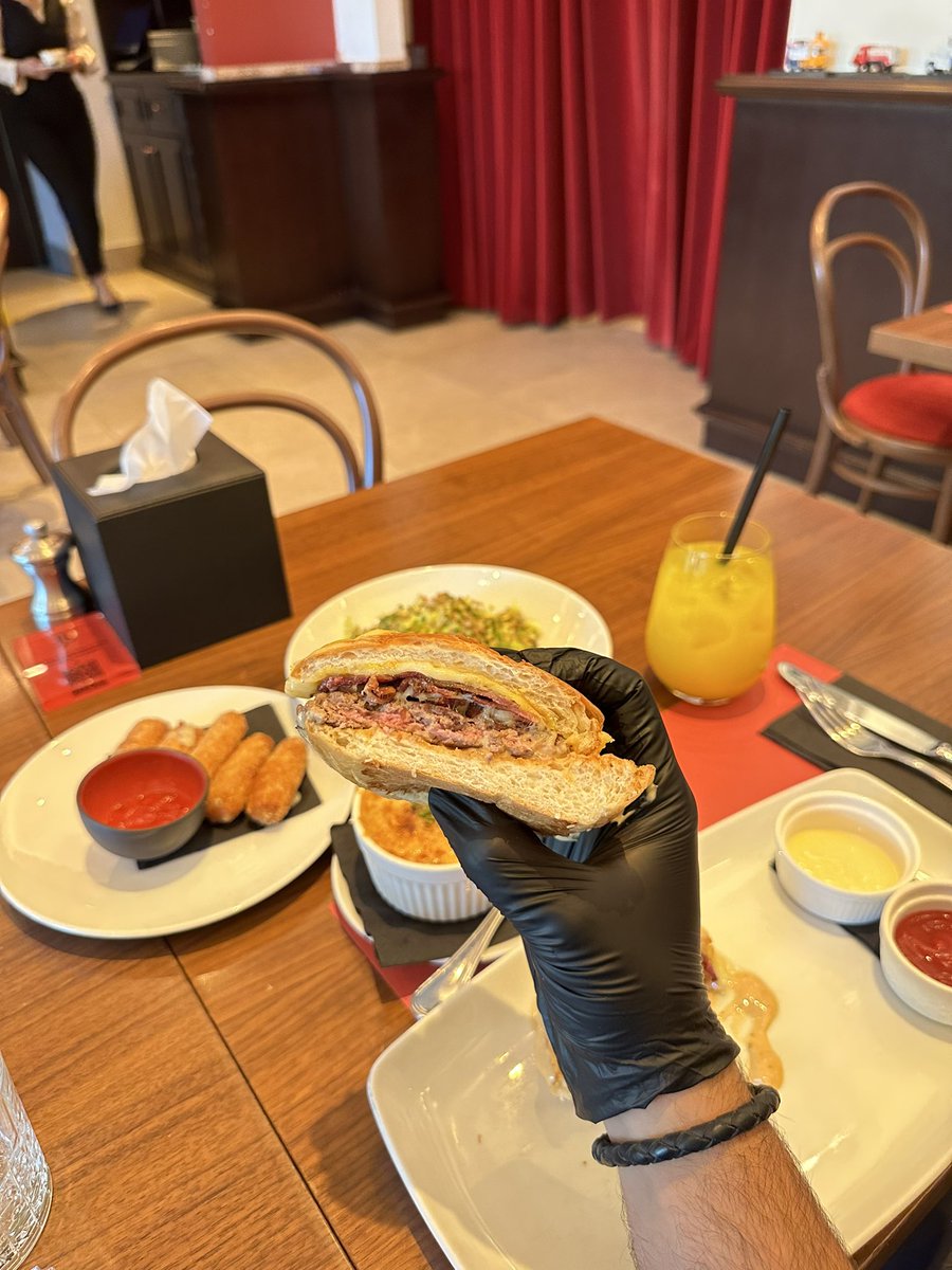 7_sh23's tweet photo. جربت اغلى برقر بالرياض 118﷼🍔🔥
مطعم فيردي اشهر برقر بالعالم وفي لندن 

مطعم فيردي🍔
واحد من اشهر مطاعم البرقر بالعالم 🍔
هذا الفرع الوحيد بالرياض في فيا الرياض 🤩
جربت تشيز برقر الاكثر مبيعا واوو مره عجبتني💜
المكان يتطلب حجز او تعال له بدري الظهر 🍟
ڤيا الرياض📍 https://t.co/L1oBZB8DMY