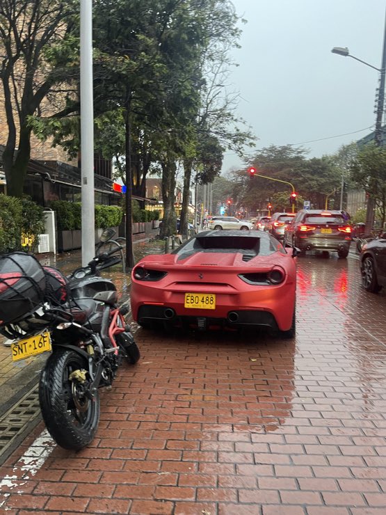 Ya se supo que el dueño del Ferrari multado por malparqueado en Bogotá es contratista de la UGRD … el Ferrari fue adquirido a finales de 2023… qué opinan?
