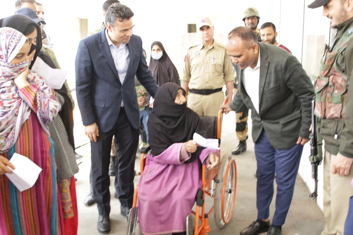 #LokSabhaElections2024 CEO, J&K along with Returning Officer, 02-Srinagar Parliamentary Constituency during a visit to Polling Stations in Srinagar interacting with female voter @diprjk @ECISVEEP @ceo_UTJK @SrinagarSVEEP @ddnewsSrinagar @DrBilalbhatIAS