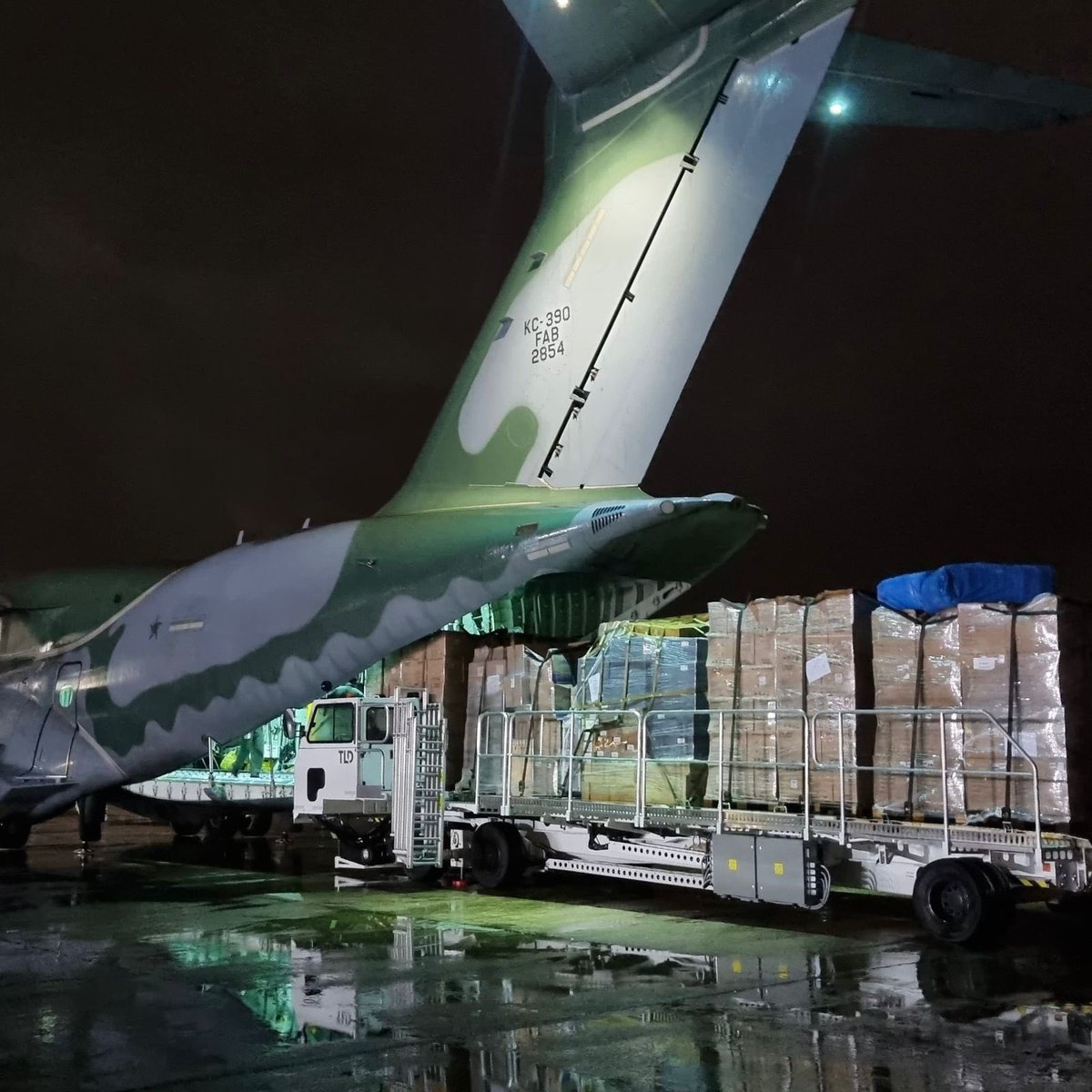 #OperaçãoTaquariII Na noite de ontem (12/05) pousaram três aeronaves KC-390 Millennium da Força Aérea Brasileira (FAB) na Base Aérea de Canoas (BACO). Cada aeronave transportou aproximadamente 14 toneladas de mantimentos e equipamentos, como cestas básicas, cobertores,…