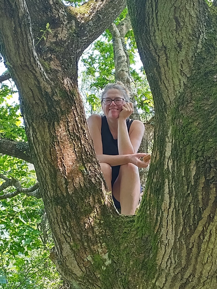 I cannot resist a good climbing tree 😂