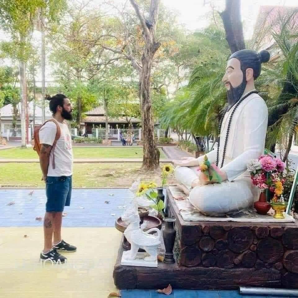 ฝรั่งยืน..งง
เดินทางท่องเที่ยวมาทั่วโลก 
ดันมาเจอรูปปั้นตัวเองที่เมืองไทย