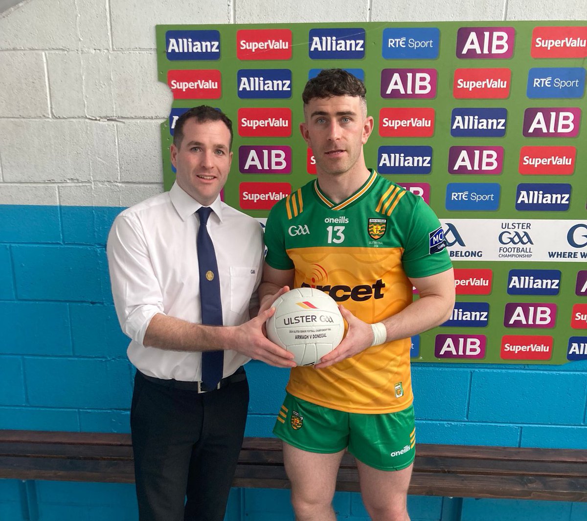 Yesterday’s match referee, Martin McNally, presenting the match ball to winning @officialdonegal captain Patrick McBrearty 🏐🏆

#Ulster2024