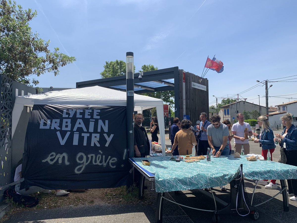 Anne_Stambach's tweet image. Le personnel du Lycée Urbain Vitry à #toulouse est aujourd’hui en grève pour dénoncer le manque abyssal de moyens pour l’école publique. 

L’Etat abandonne ce service public pourtant essentiel pour nos générations futures. Mobilisons-nous !