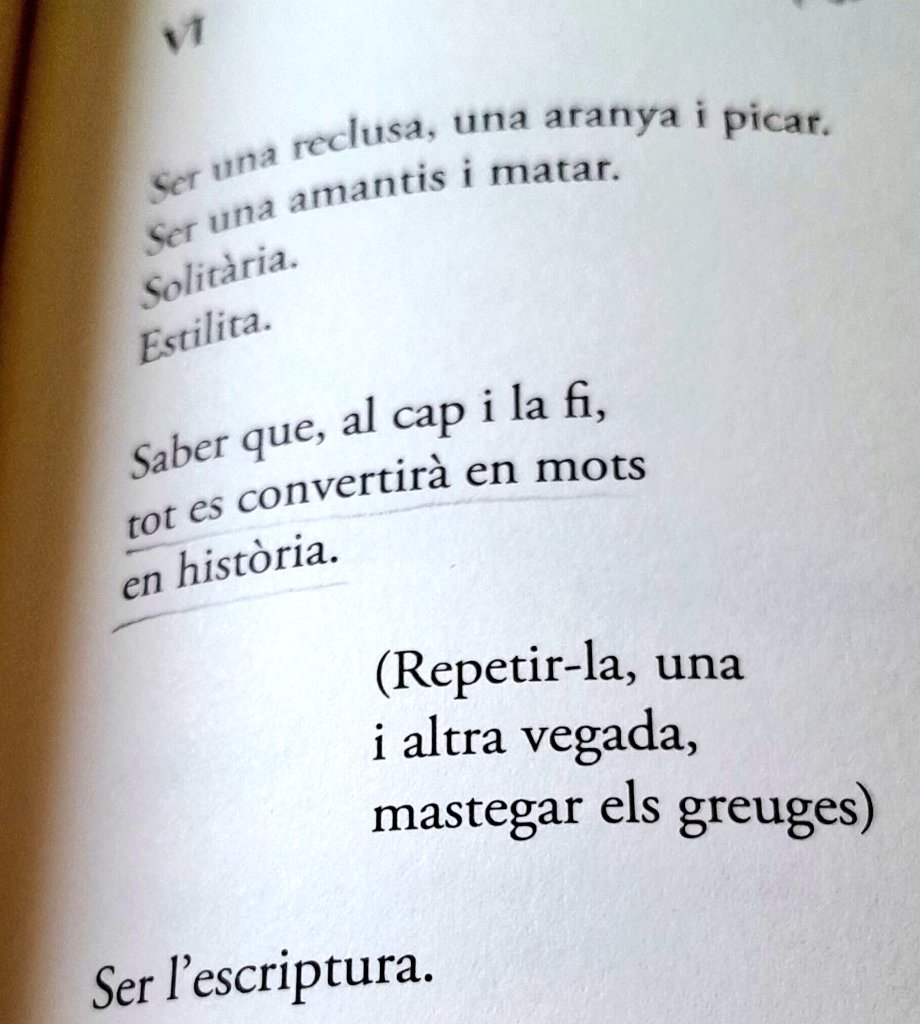 Aquest poema d'Imma López a 'Atles temporal' m'encanta i m'inquieta a la vegada. La matèria prima de molts poetes és, sovint, el dolor. Quantes vegades esdevindrà sol, quantes vegades serà buscat, encara que siga inconscientment? Fa reflexionar, i tat? @PagesEditors #poesia