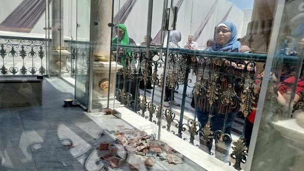 بوابة الوفد| صور.. زوار السيدة زينب يلقون النقود داخل مقام العيدروس 