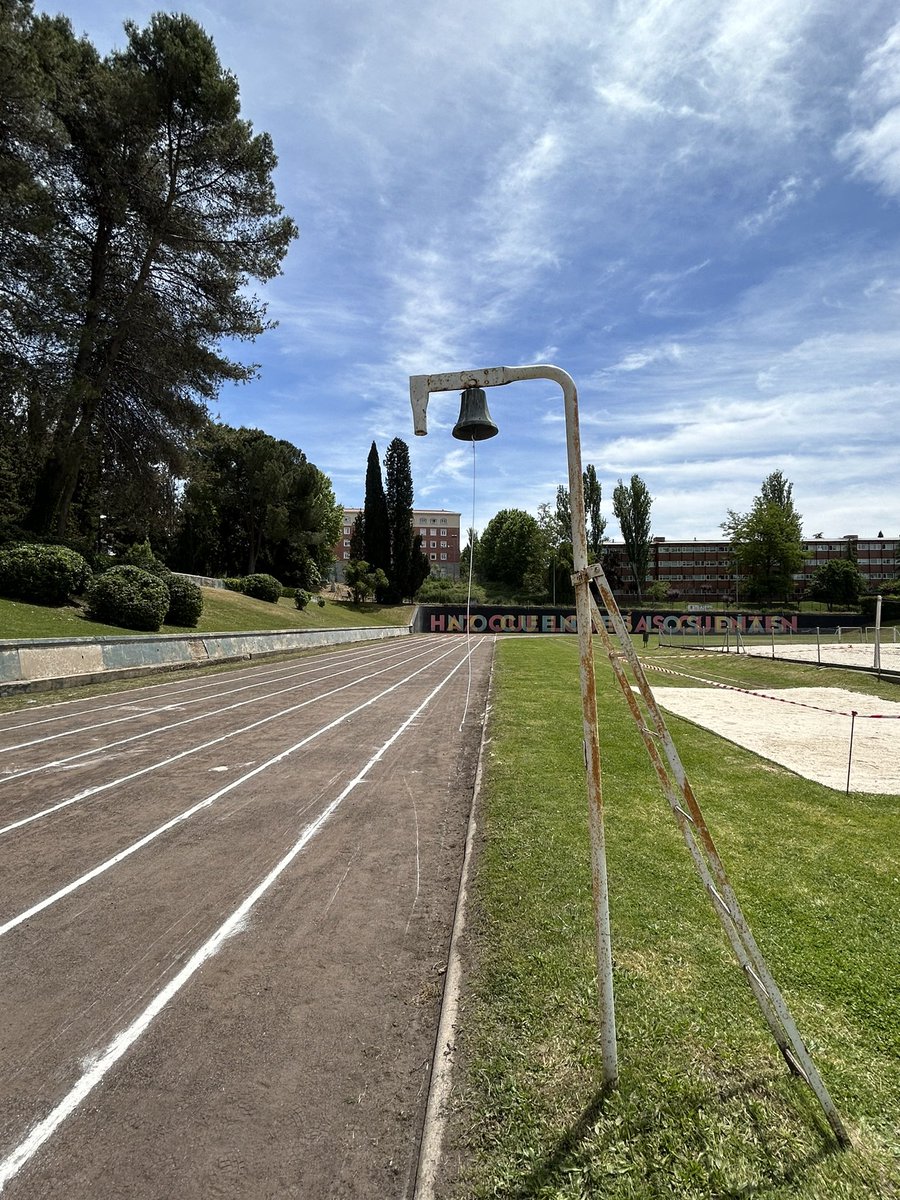 Histórica celebración del V Memorial de Atletismo Miguel de la Quadra-Salcedo en la vieja pista de ceniza de @unicomplutense. 300 atletas y una pléyade de estrellas encabezadas por Ruth Beitia y Fermín Cacho para honrar la historia del atletismo español: estatuaquadrasalcedo.com/2024/05/13/his…