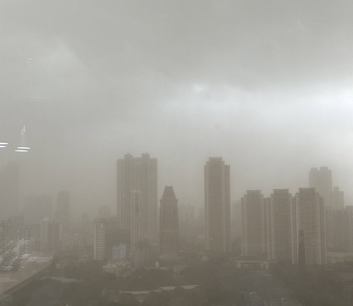 As Vada Pav goes viral in Delhi, Dust Storm takes over Mumbai. Universe balancing itself 🌏