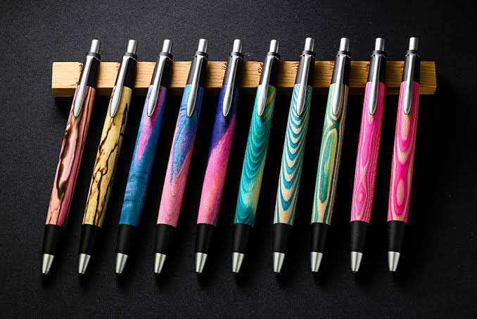 penpen__0851's tweet photo. 野原工芸を買えなかった人にも、買えた人にも、和歌山の立木染めを知っていただきたい！
生きている木を染めているらしく、ペンにしているのは野原工芸さんです！
#野原工芸 #立木染め https://t.co/Ycdc7JDL17
