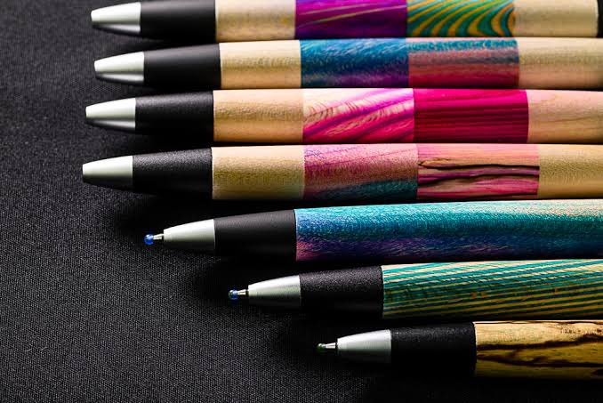 penpen__0851's tweet photo. 野原工芸を買えなかった人にも、買えた人にも、和歌山の立木染めを知っていただきたい！
生きている木を染めているらしく、ペンにしているのは野原工芸さんです！
#野原工芸 #立木染め https://t.co/Ycdc7JDL17