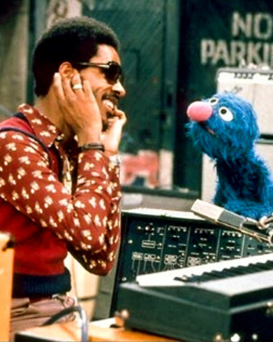 Happy Birthday Stevie Wonder, a true pioneer & a master of the synths! His innovative approach to music production & ability to blend soulful melodies with cutting-edge technology set him apart as a trailblazer. 📸: Stevie-ARP2600 & Grover, Sesame Street: Echoes-GettyImages