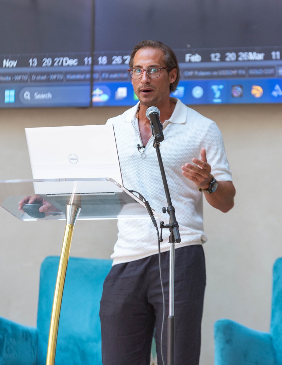 FXPesa_Official's tweet photo. Then came @BerndSko  in the 3rd session who did a practical session on how he analyzes the market.

💡Key takeaway from Bernd's session:

Consistency is key for traders. ⏰ Time is not your enemy, but your friend. The more time spent analyzing charts, the better trader you'll become. Stay consistent month over month. 📈 When you see results for 6 months, you know you're on the right path.

#FXPesa #TradingTitansSummit