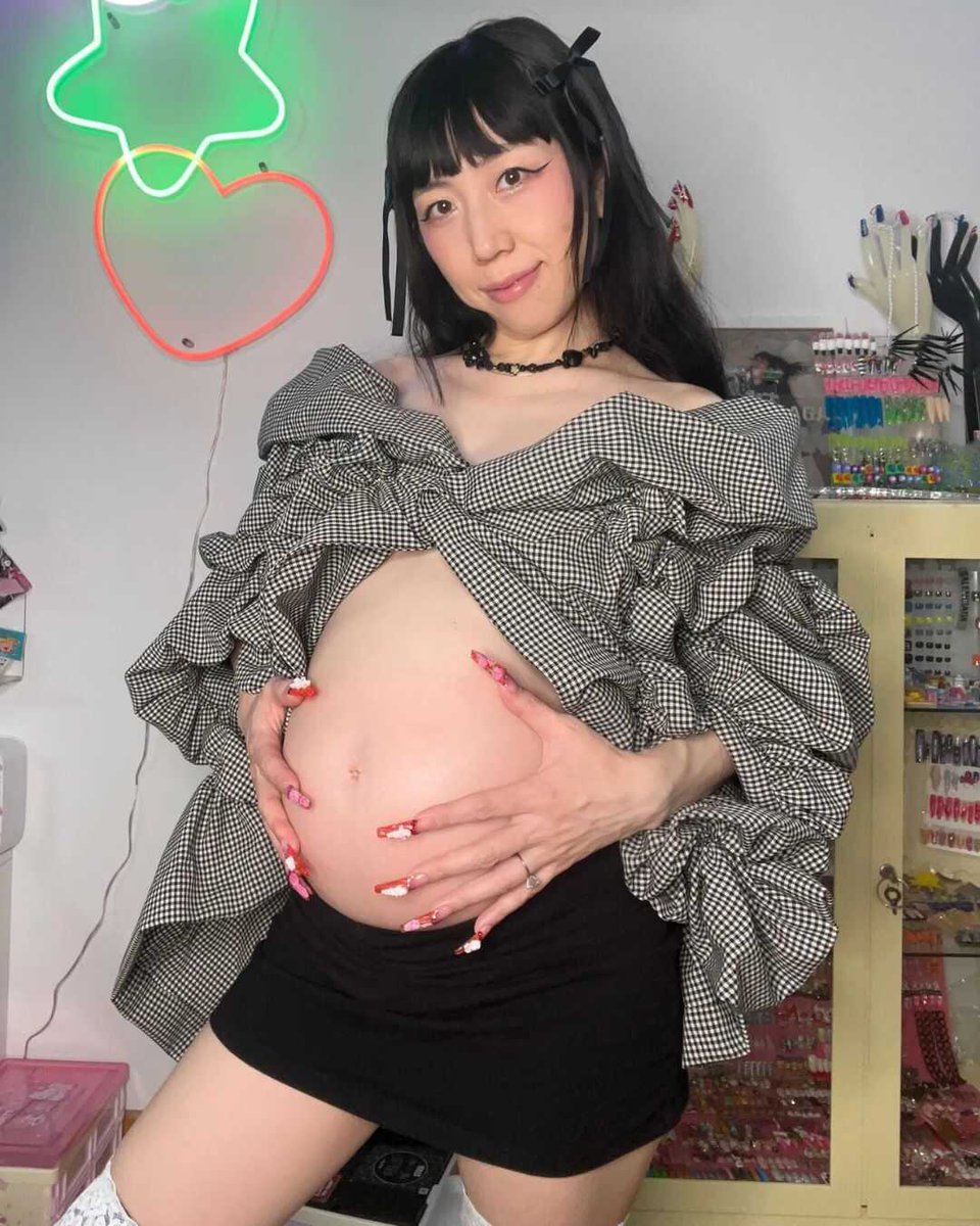 Mei Kawajiri's joyful selfies showcasing her Baby-Bump are truly inspiring and heartwarming! Pregnancy glow at its best 🤗
#MeiKawajiri #MaternityFashion #FashionForwardMom #ootd #style #styleinspo #instafashion #ropacool57 #ropa_cool_57 .@voguemagazine 
 goo.su/MQcaA