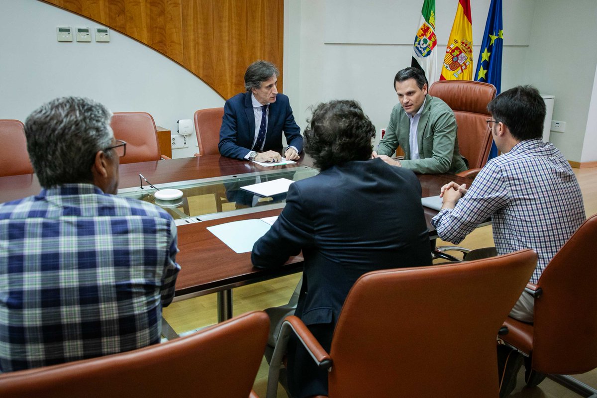 🤝#DiálogoSocial El Consejero de Presidencia, Interior y Diálogo Social, @Abel_Bautista, ha mantenido un encuentro con representantes del Sindicato Independiente Progresista de #Extremadura.
