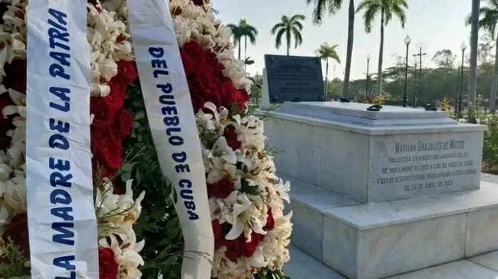 🇨🇺La Patria rindió honores a la Madre. Una ofrenda floral, a título del pueblo de #Cuba, fue depositada ante la tumba que resguarda los restos de Mariana Grajales en la necrópolis santiaguera.
#MujeresEnRe.
granma.cu/cuba/2024-05-1…