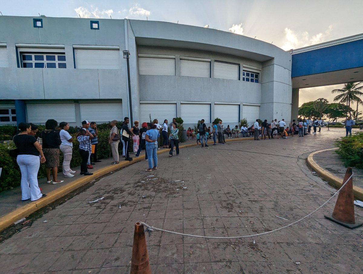 Fila para toma datos biométricos para renovación pasaporte, que retroceso... No vale cita previa ni puntos GOB.