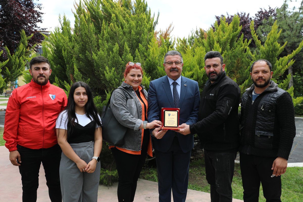 Merzifonspor takımımızın her daim destekçisi olan vefakar taraftar grubu Varoşlar Taraftar Grubuna kıymetli hediyeleri için teşekkürlerimi sunuyorum. Tüm sporseverleri haftasonu oynanacak olan Merzifonspor'umuzun play-out karşılaşmasında takımımızın yanında olmaya davet ediyorum.