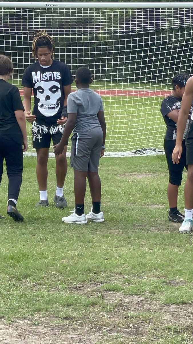 Today we taught hand placement. Teaching younger players helps break down the processes we use daily. Giving back is just something we do.#SpringU #Westfield #FutureStars @gowestfieldfb @fb_westfield @ALL_EN_7v7 @justinallen_13 @vypehouston