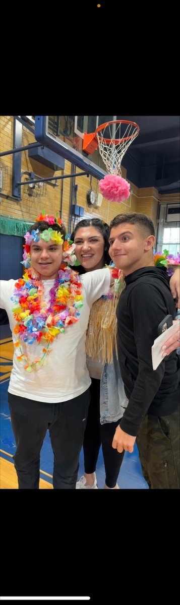 Our students had a Hawaiian Themed picnic at IS 34 to meet their pen pals! @DrMarionWilson @CChavezD31 @D31DSPalton @christineloug14 @CSD31SI #BulldogSTRONG