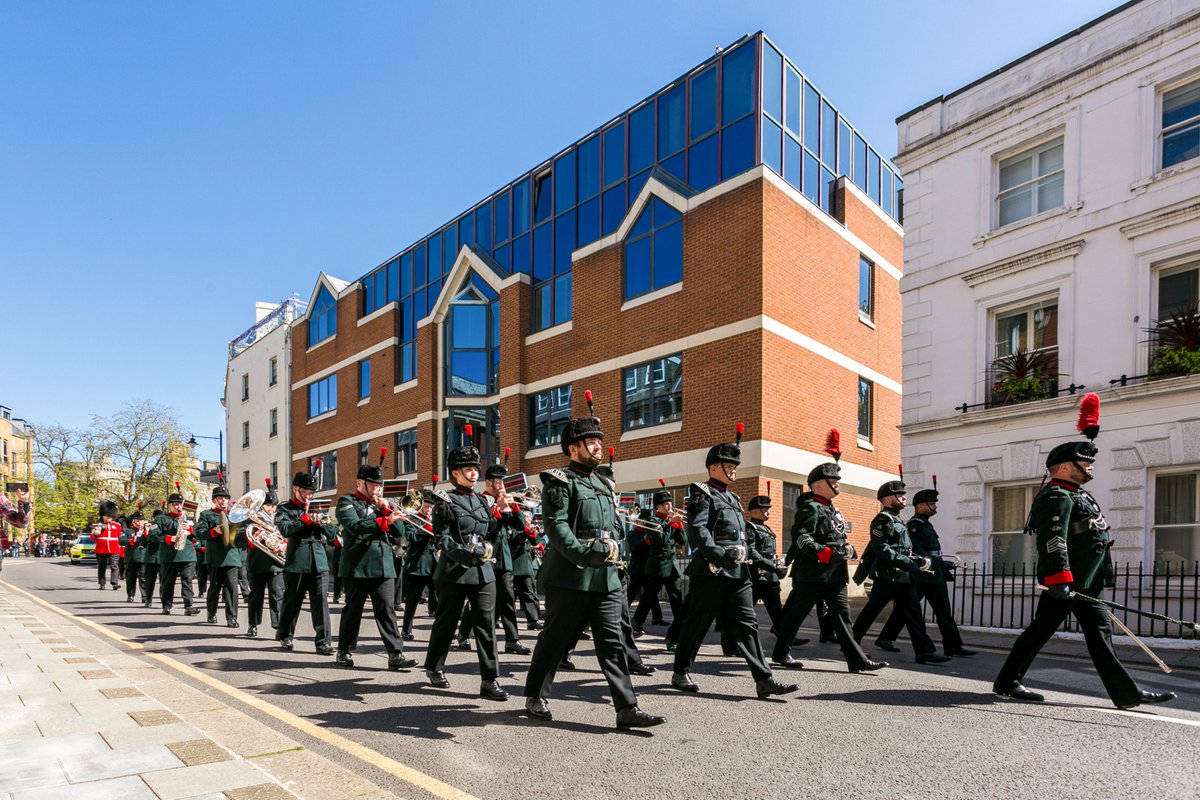 This superb 2 bedroom apartment neighbouring Windsor Castle, with parking, provides an ideal lock up and leave option with Heathrow approx 10 miles away.  Bonus front seat view to witness the Changing of the Guard too! #changingoftheguards #forsale #LockUpAndLeave #Windsor