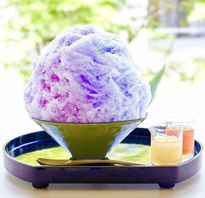 鎌倉駅近くにあるお店「こまち茶屋」の、レモンシロップをかけると紫に変化する、まるで紫陽花のように美しいかき氷「紫陽花氷」✨