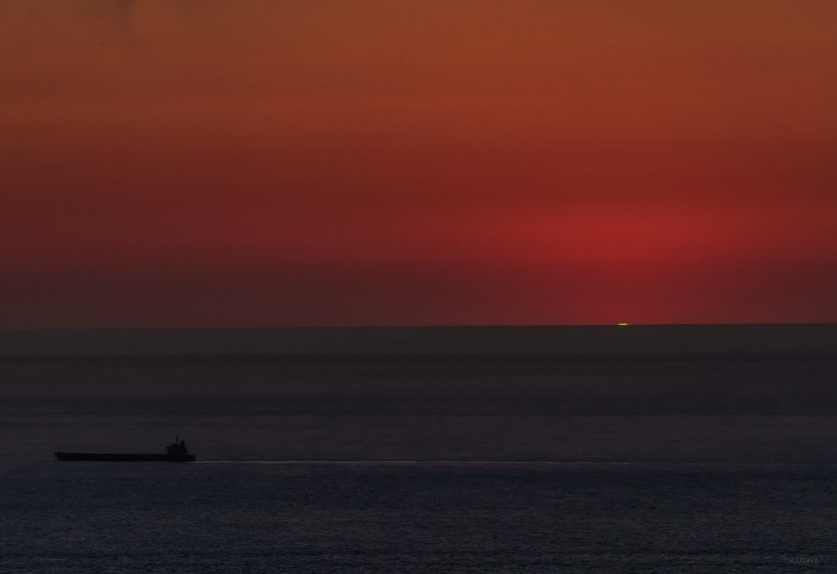 津軽半島より本日の夕陽。
１枚目は、太陽を拡大すると黒点も写っています。
２枚目は、日没の瞬間のグリーンフラッシュです。
（さきほど青森県にて撮影）
今日もお疲れさまでした。
