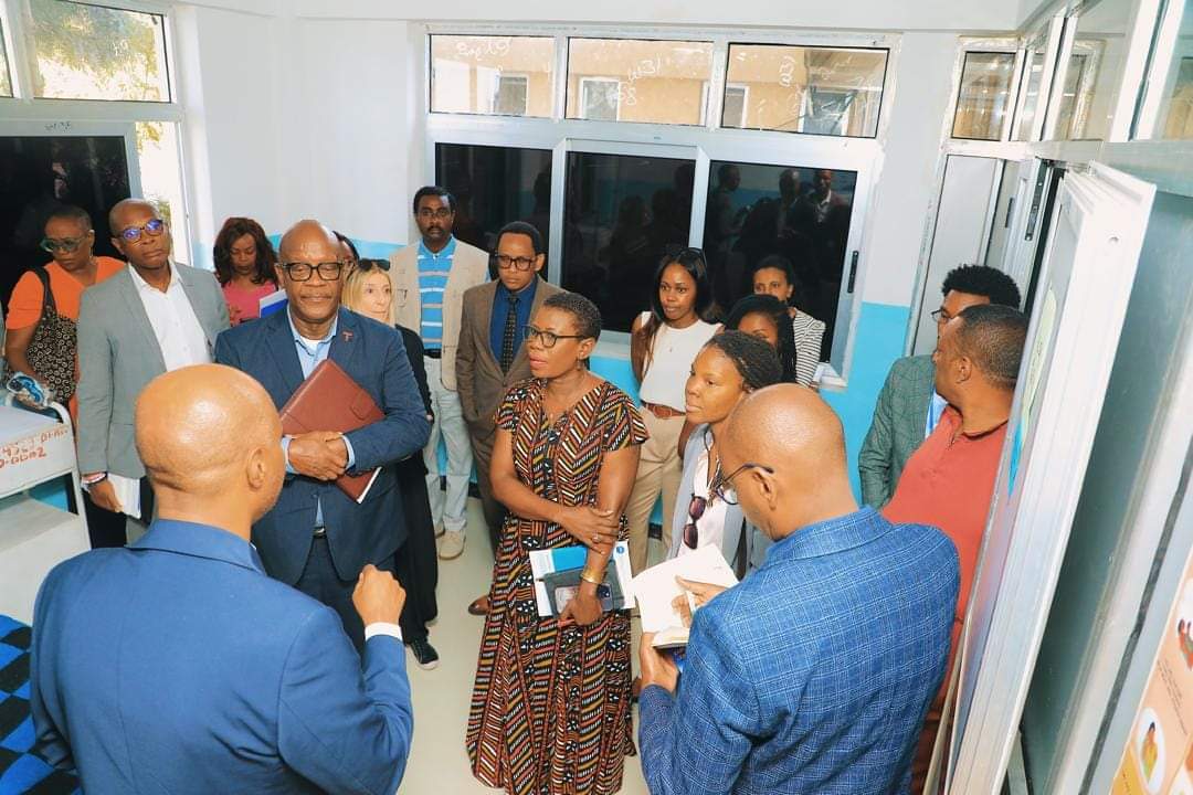 AdanechAbiebie's tweet photo. በዛሬው ውሏችን ከተለያዩ የአፍሪካ ሃገራት ልምድ ለመቅሰም ወደ መዲናችን ለመጡ መሪዎች የትውልድ ግንባታ ስራችን የሆነው የህጻናት መዋያዎችን እና ተያያዥ አገልግሎቶችን አስጎብኝተናል::
ዛሬ አብዝተን የምንዘራው መልካም ዘር ነገ የተትረፈረፈ መልካም ፍሬን እንደሚሰጠን በማመን በከተማችን 597 የህጻናት መዋያዎችን በመኖሪያ ቤቶች አካባቢ ፣ በግል እና በመንግስት ተቋማት ውስጥ የገነባን ሲሆን በነዚህ ማቆያዎች ለህጻናቱ የተመጣጠነ ምግብ ፣ የሞግዚት አገልግሎት ፣ የጤና ክትትል ፣ ትምህርት በጨዋታ መስጠት ፣ የእናቶች ምክር አገልግሎት እንዲሁም ህፃናት የተሟላ እድገት እንዲኖራቸው ልዩ ክትትል ይደረግላቸዋል::
አዲስ አበባ ህጻናትን ለማሳደግ ምርጧ አፍሪካዊት ከተማ የማድረግ ስራችን እውቅናን አግኝቶ ለሌሎች ልምድ የሚያካፍል ደረጃ ላይ በመድረሱ ደስታ የሚሰማን ሲሆን በቀጣይ የህጻናት መዋያዎችን 1000 የመጫወቻ ቦታዎችን ደግሞ 12 ሺሕ ለማድረስ በርትተን እንስራ::
ይህን መልካም ስራ እዚህ ደረጃ ላይ እንዲደርስ ላስተባበራችሁ ፣ ለመራችሁ እና በቅርበት ከእኛ ጋር ለሰራችሁ ሁሉ በከተማ አስተዳደሩ እና በነዋሪዎች ስም ላመሰግናችሁ እወዳለሁ::
ፈጣሪ ኢትዮጵያን እና ህዝቦቿን ይባርክ!