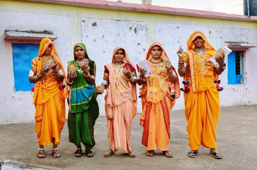 'लोकतंत्र के त्योहार का उत्साह' 📍नेपानगर (बुरहानपुर) ग्राम बोराघाट की महिला मतदाताओं ने पारंपरिक वेशभूषा पहनकर किया मतदान। @rajivkumarec @ECISVEEP @SpokespersonECI @CEOMPElections #Election2024 #ChunavKaParv #DeshKaGarv #ivote4sure #GeneralElections2024