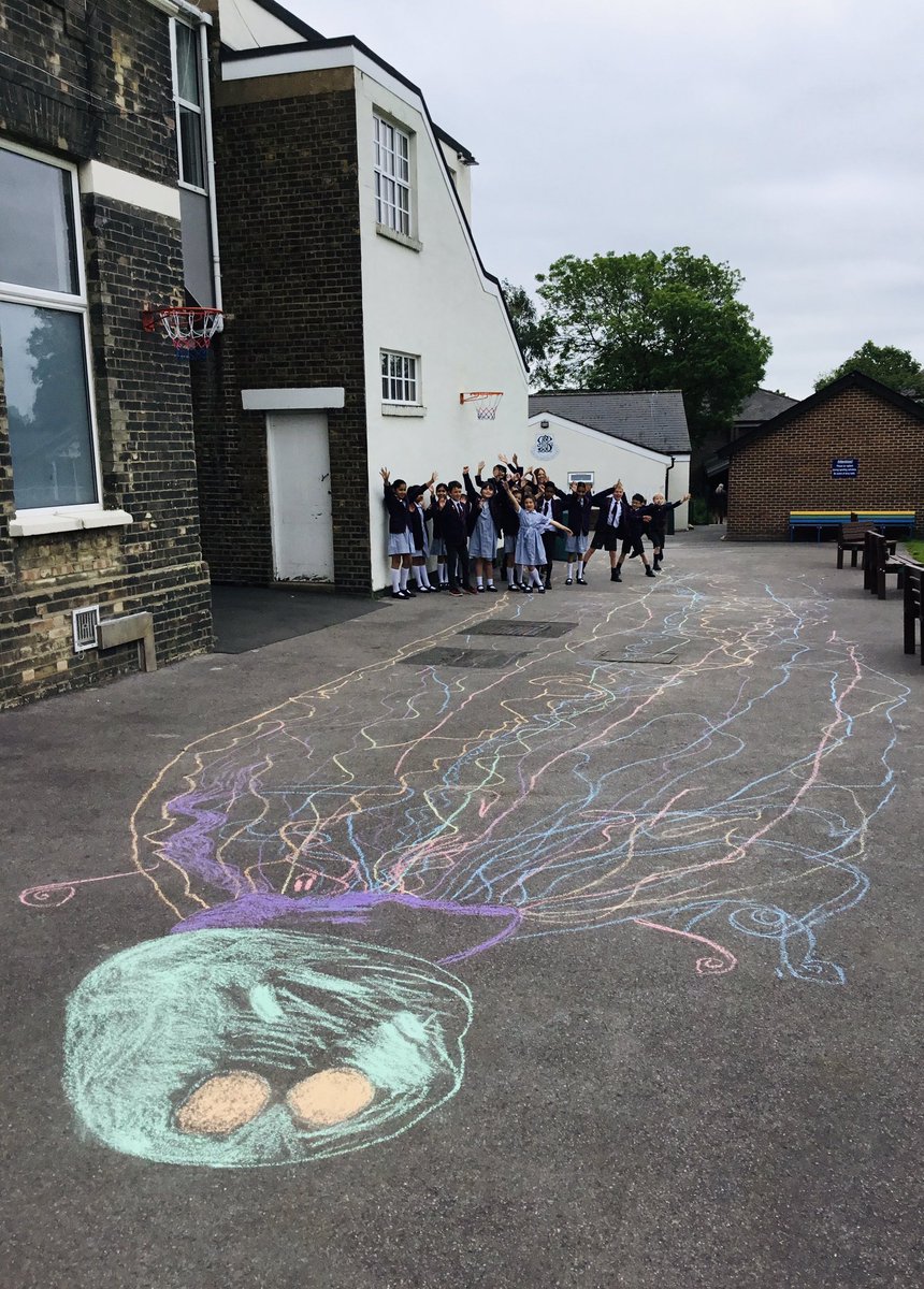 This week in our @CarnegieMedals sessions, we assessed the illustrations in The Search for the Giant Arctic Jellyfish and ended by rising to @chloesavageart’s challenge to draw the biggest jellyfish we could, on the school playground! What majestic giant jellyfish they are! #Art