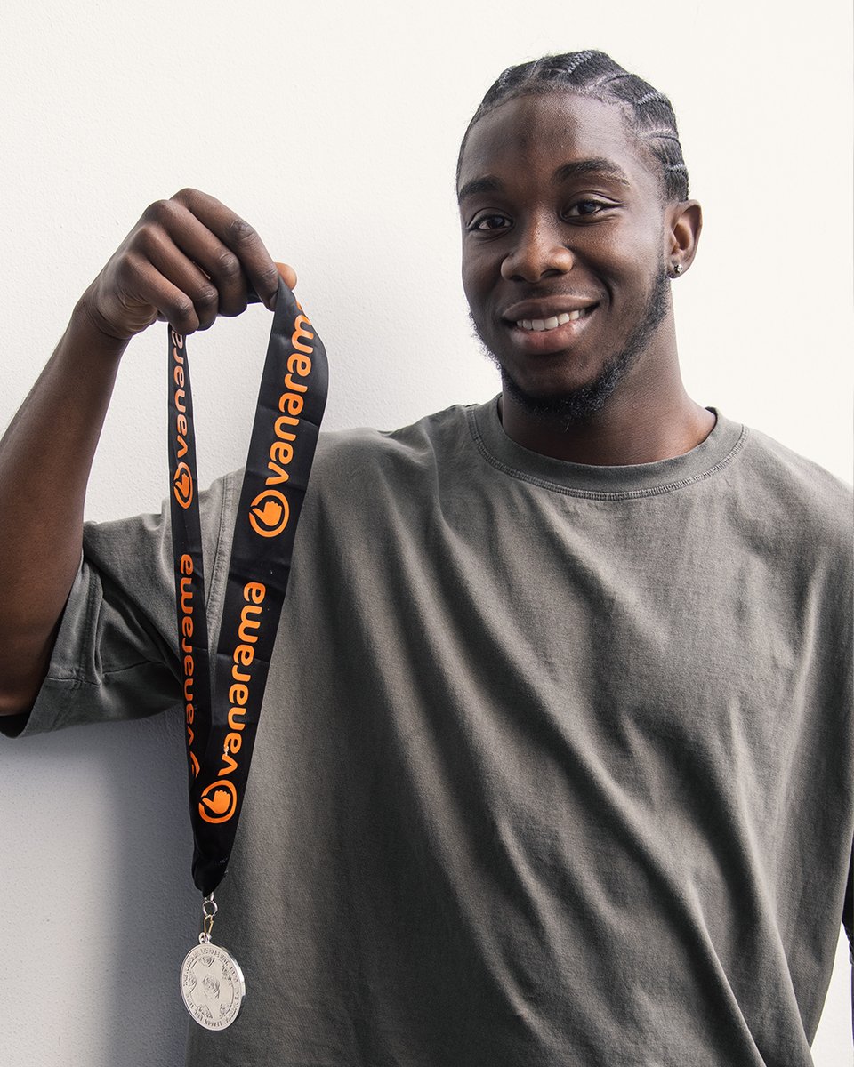 🏅 Dropping by to show us his winners' medal! Good to see you, Kam! 👋 #Millwall | @bromleyfc