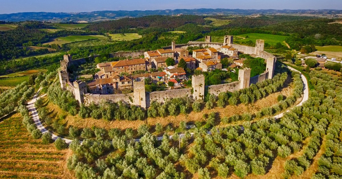 Some European towns are still enclosed by their medieval walls.

The most known examples are Visby, Carcassonne and Monteriggioni!

These towns are from different parts of Europe, located in Sweden, France and Italy respectively.

Which one do you think is the most beautiful?