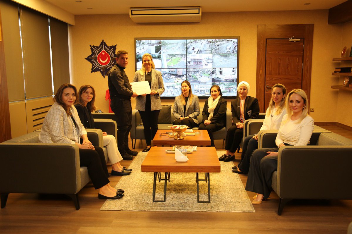 Empati Derneği Yönetim Kurulu Başkanı Sayın Elif ÇETİNDAĞ ve beraberindeki heyet İl Emniyet Müdürümüz Celal ÖZCAN'ı ziyaret etmiştir.

#GaziantepEmniyet