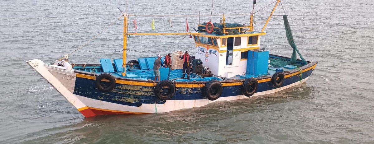 @IndiaCoastGuard Ship intercepted and apprehended a fishing boat Aai Tuljai (IND-MH-7-MM-296) with 04 crew engaged in illegal #Diesel smuggling 30 Nm off #Mumbai, Maharashtra Coast on 12 May 24. Approx 30000 litres of unauthorised Diesel alongwith Rs 1.75 lakh cash and other