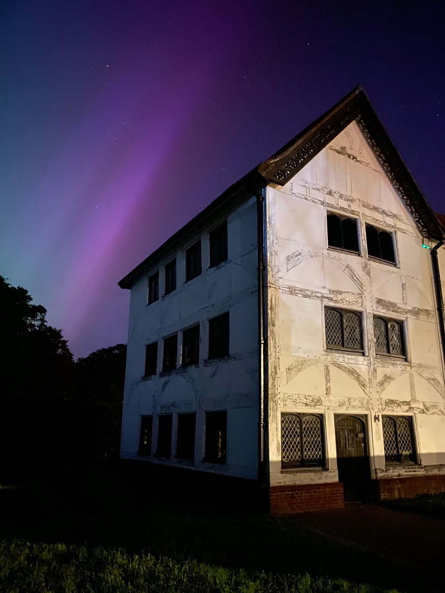 This photograph of #AuroraBorealis above Queen Elizabeth's Hunting Lodge was taken by Arran Woodhouse. We'd love to see your 📷of the aurora lighting up the skies above #EppingForest - please share using #EppingForestAurora! Thank you! #auroraborealisUK #AuroraLondon