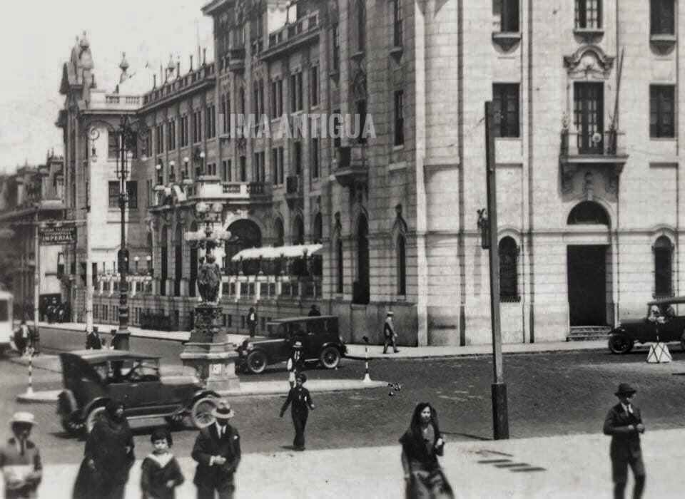 Una vista hacia la esquina del Hotel Bolivar a finales de los años 20.

Sigue a @limantigua 
#vladimirvelasquez #limantigua #hotelbolivar #coleccionlimantigua