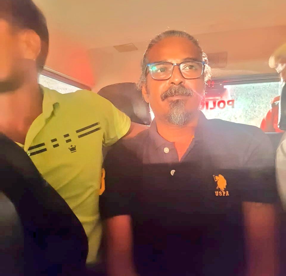 GOLDKINGGOLDKI4's tweet image. அப்ரூவராக மாறிய பெலிக்ஸ்..?!

டெல்லியில் போலிசிடம் கஞ்சா சங்கரின் நிறைய உண்மகளை பேசிய பெலிக்ஸ்,

கஞ்சா சங்கரின் சொத்து 100 கோடியாம், அவன் ஒரு அரசு ஊழியராக இருந்தவன் என்பதால் அவன் மீது சொத்துகுவிப்பு வழக்கு போட வேண்டும்!

துரோகம் துரோகத்தால் விழும்!!
#FelixGerald #SavukkuShankar