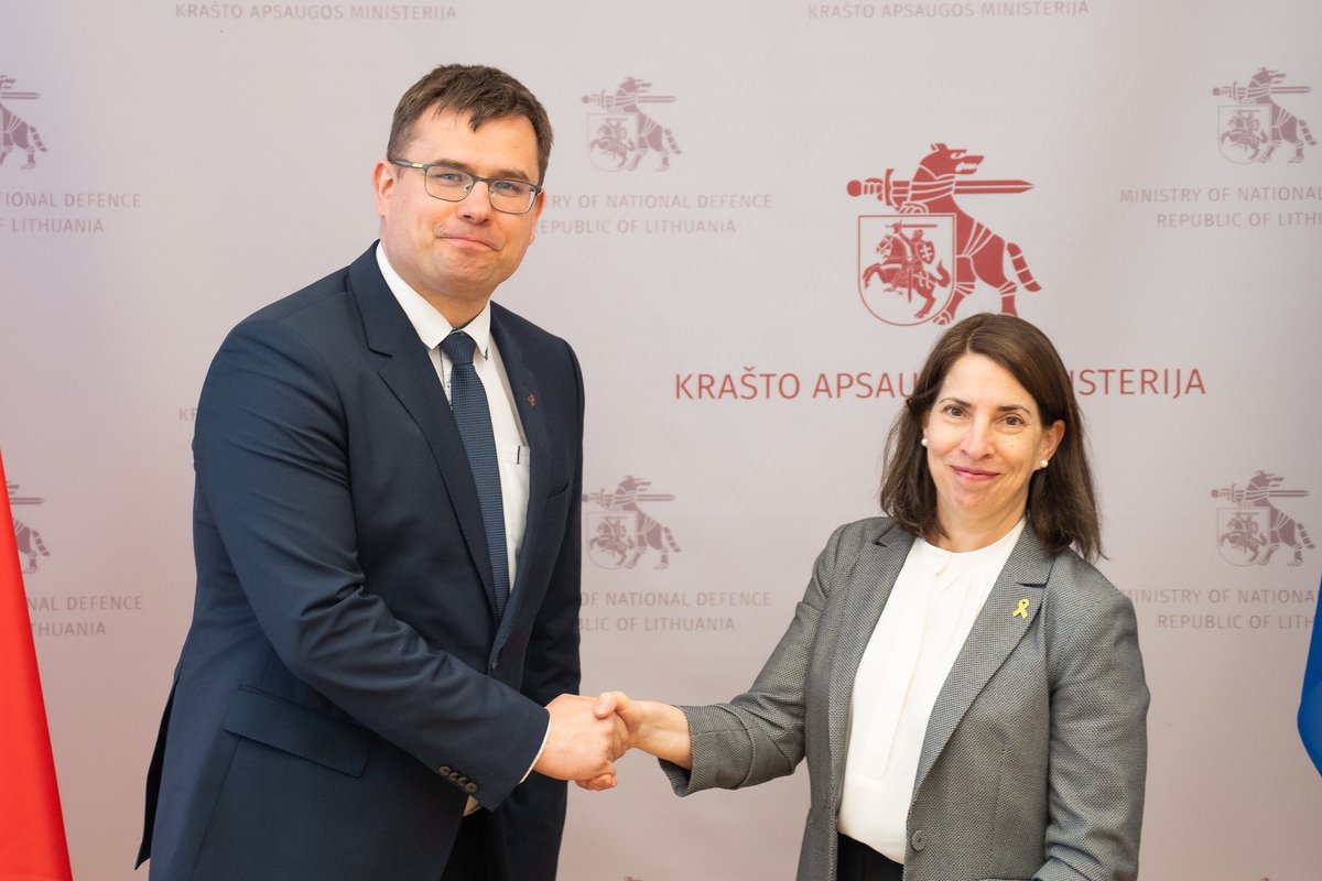 Today, 🇱🇹DefMin @LKasciunas met with 🇮🇱Israeli Ambassador @HadasWittenberg . They agreed to renew 🇱🇹-🇮🇱 bilateral consultations, strengthen our academic & cybersecurity cooperation. Possible ways to promote collaboration between our defence industries also were discussed.