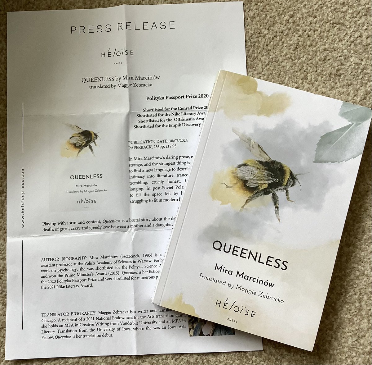 📮📮BOOK POST📮📮 Many thanks to @HeloisePress for this stunning copy of #Queenless by Mira Marcinow translated by @zebracka Published 30 July It sounds like a fascinating piece of literary fiction.