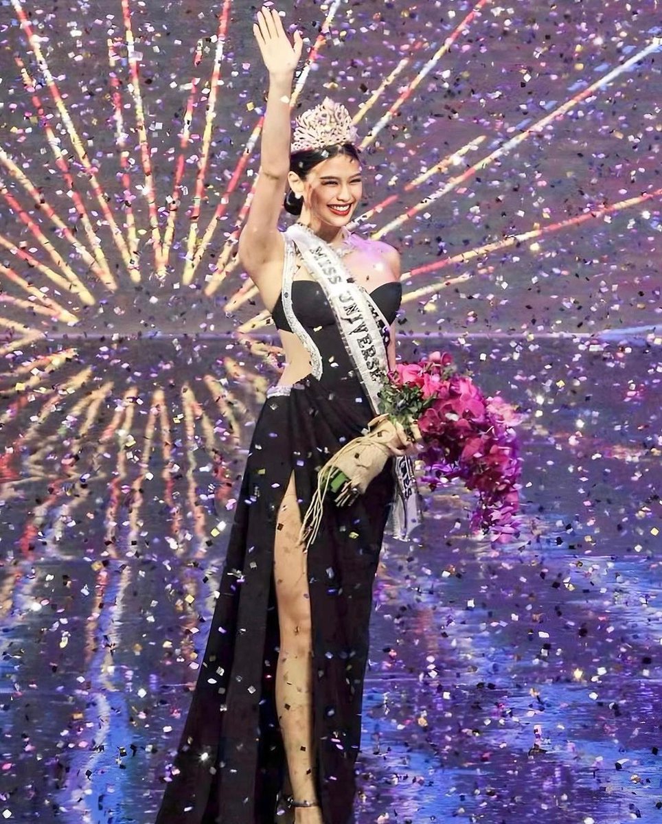 Its been a year since u won the crown and I couldn't believe that few days from now you will pass it🥹 thank you for being strong during those times & thank you for leaving a mark in the Miss Universe history. Forever proud of you! @michellemdee 🖤 #MichelleDee #MMD #wmmmo