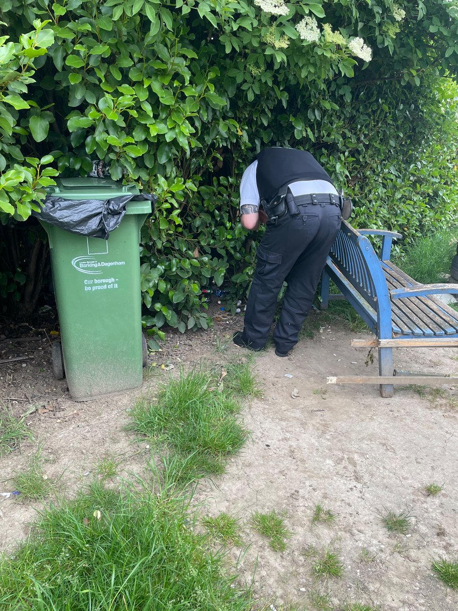 Officers from Barking Riverside and Thames view were conducting weapon sweeps today at Harlequin close, De Pass Gardens, Davey Gardens and Mallards Road.

#MyLocalMet
#SNT 

@MPSBarkDag 
@lbbdcouncil 

7019EA