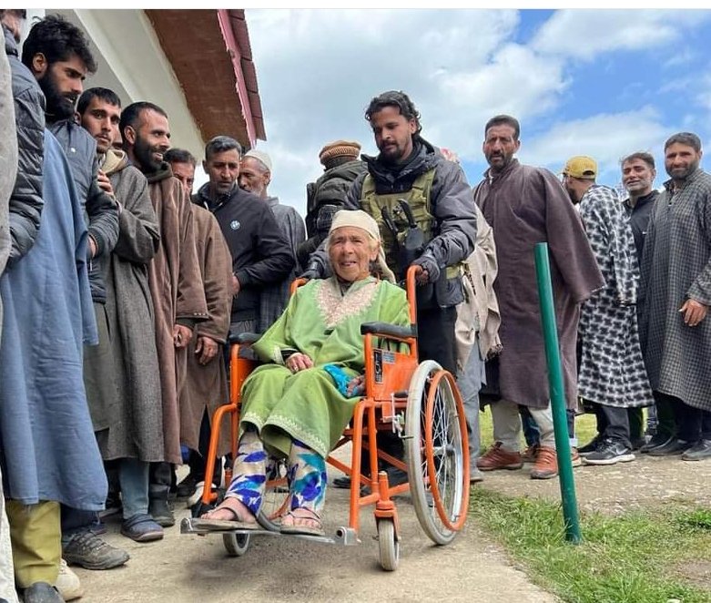 Historic moment in Kashmir as peaceful elections mark a new chapter in democracy. Kudos to LG Shri Manoj Sinha for fostering an environment of inclusivity and trust. #NayaJammuKashmir @PMOIndia 
@OfficeOfLGJandK