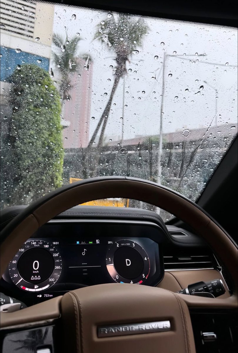 #MunawarFaruqui shares image from his rangerover amidst heavy rain and dust storm in Mumbai.