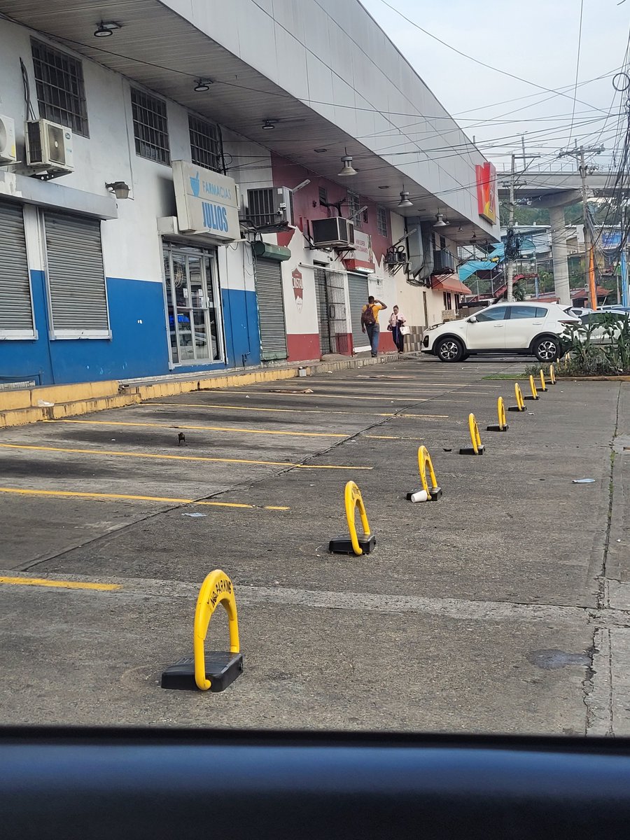julisita's tweet photo. Debido al juega vivo de los que dejan los carros estacionados en la pequeña plaza de la entrada de villa zaita, ahora ni los que somos clientes usuales tenemos donde estacionar, pues los comerciantes han asegurado los parkings https://t.co/i5E9ZqVcDI
