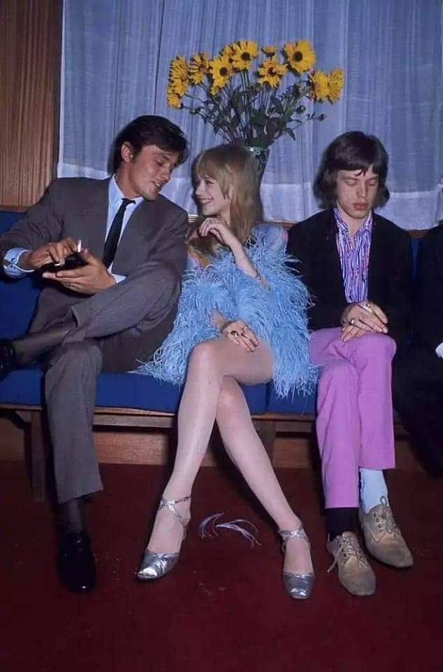A la derecha una estrella de rock, a la izquierda Alain Delon. (1968)