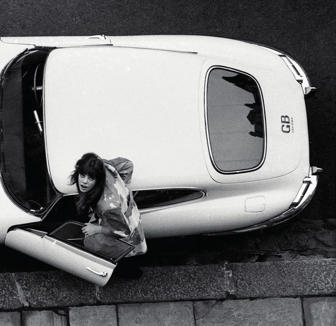 jane birkin getting into her jaguar e type, 1965