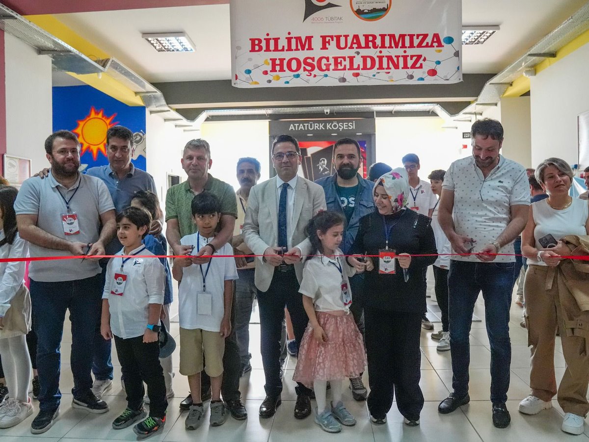 İlçe Milli Eğitim Müdürümüz Demir Ernez Sur BİLSEM Tübitak 4006 Bilim Fuarına katılım sağladı. @tcmeb @Yusuf__Tekin @aliihsansu_ @asimsolak @Murat4Kucukali @Diyarbakirmem