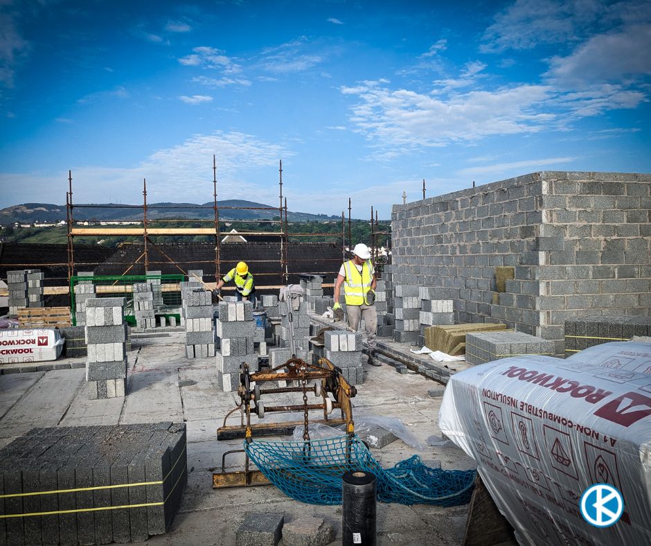 Merchants Quay, Newry Update:
✔️Roofing underway
✔️Finishing masonry to top floor
✔️38 apartments in total being constructed for @ClanmilHousing 

#ConstructionProgress #KellyBrothersConstruction #KellysGroup #Newry #NorthernIreland #NewHomes #BuildingExcellence 📷📷